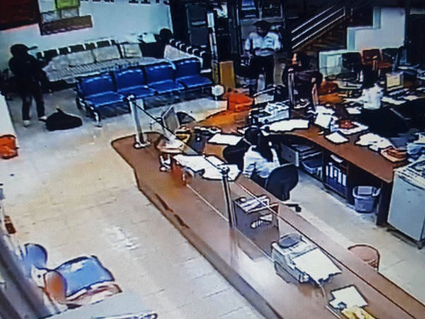Đắk Lắk: Clip người đàn ông bịt mặt nổ súng tại ngân hàng