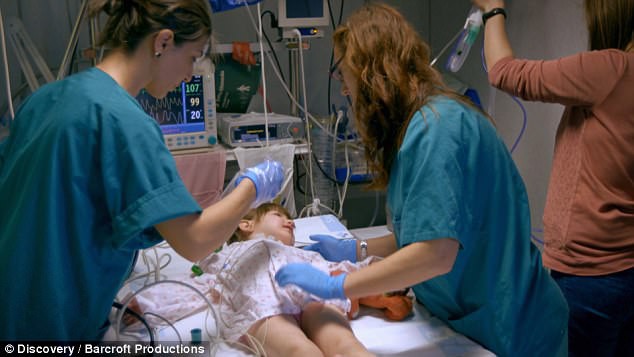 Bởi lời nguyền từ lúc mới sinh, bé gái 3 tuổi mỗi khi ngủ lại có thể tắt thở và ra đi vĩnh viễn