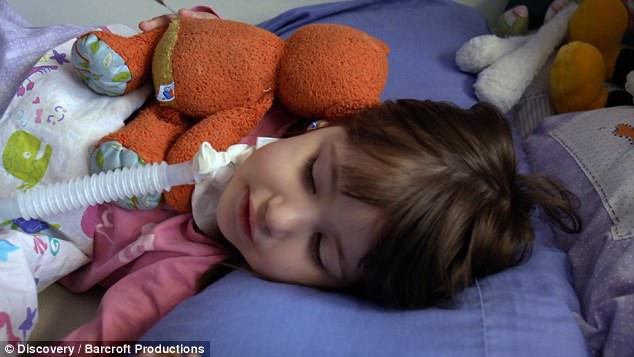 Bởi lời nguyền từ lúc mới sinh, bé gái 3 tuổi mỗi khi ngủ lại có thể tắt thở và ra đi vĩnh viễn