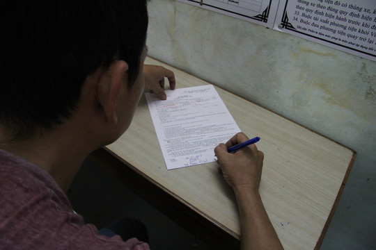 Phạt tài xế lái xe container bằng chân qua cầu Phú Mỹ 8,2 triệu đồng