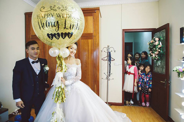 Hot boy thể dục Phạm Phước Hưng hôn vợ ngọt ngào trong ngày cưới