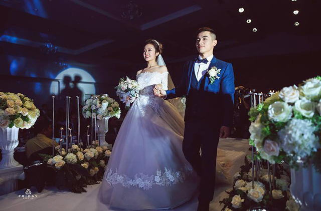 Hot boy thể dục Phạm Phước Hưng hôn vợ ngọt ngào trong ngày cưới