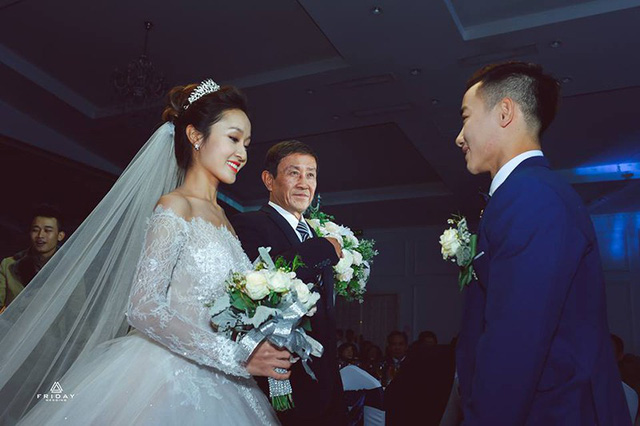 Hot boy thể dục Phạm Phước Hưng hôn vợ ngọt ngào trong ngày cưới Hot boy thể dục Phạm Phước Hưng hôn vợ ngọt ngào trong ngày cưới