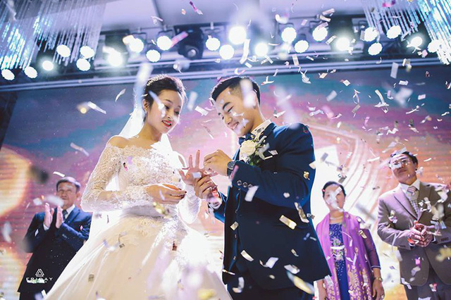 Hot boy thể dục Phạm Phước Hưng hôn vợ ngọt ngào trong ngày cưới