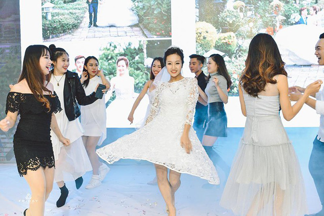 Hot boy thể dục Phạm Phước Hưng hôn vợ ngọt ngào trong ngày cưới