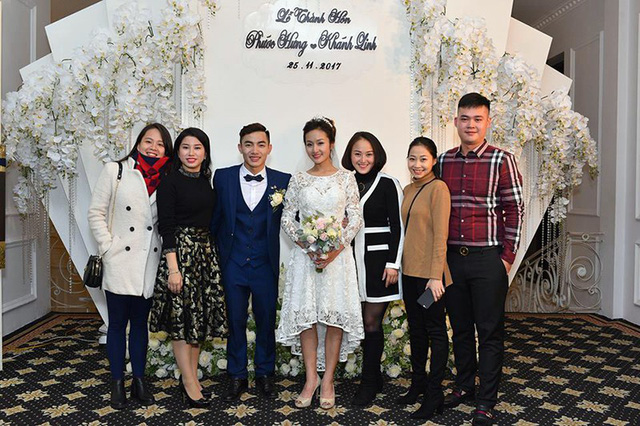 Hot boy thể dục Phạm Phước Hưng hôn vợ ngọt ngào trong ngày cưới