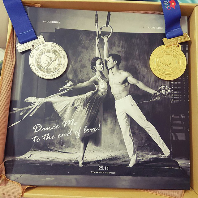 Hot boy thể dục Phạm Phước Hưng hôn vợ ngọt ngào trong ngày cưới