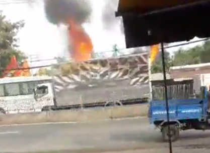 TP.HCM: Xe tải chở bật lửa gas bốc cháy, tài xế bung cửa thoát thân