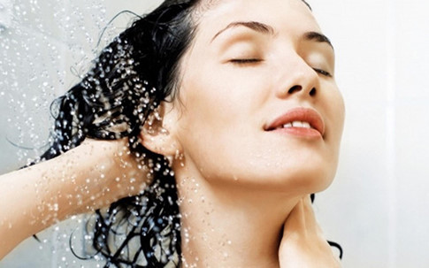 Vì sao sáng dậy nên tắm nước lạnh thay vì nước ấm?