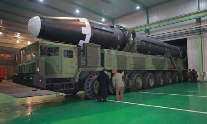 Khoảnh khắc tên lửa Hwasong-15 Triều Tiên rời bệ phóng