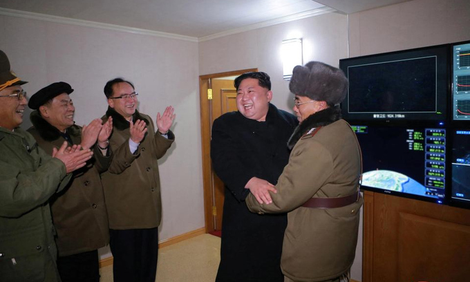 Khoảnh khắc tên lửa Hwasong-15 Triều Tiên rời bệ phóng