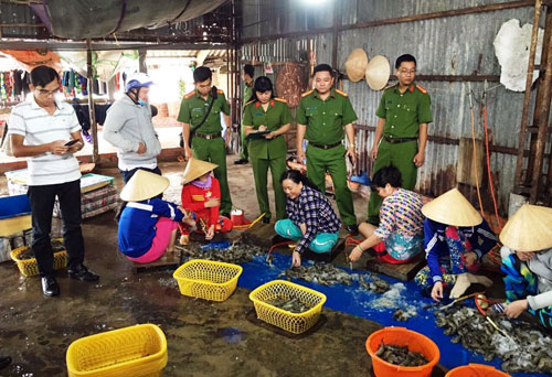 Khó dẹp nạn tôm bơm tạp chất vì lãi cao khủng khiếp như buôn ma túy