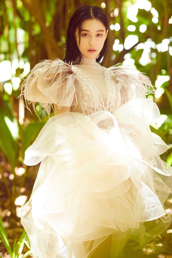 Mê mẩn ngắm mặt xinh, dáng ngọc của ‘tình địch’ Phạm Băng Băng