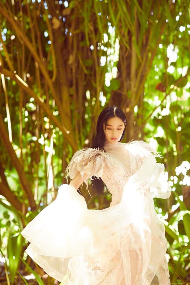 Mê mẩn ngắm mặt xinh, dáng ngọc của ‘tình địch’ Phạm Băng Băng