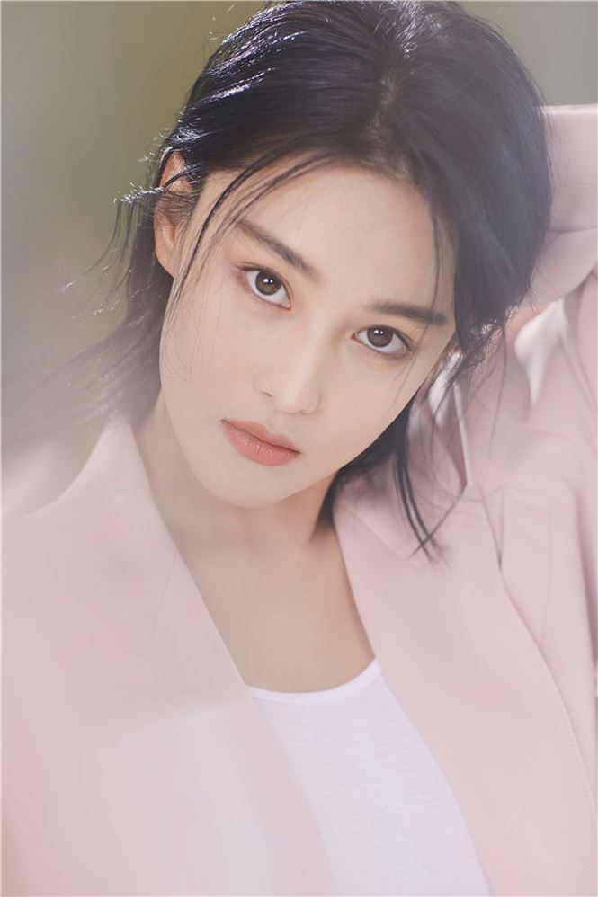 Mê mẩn ngắm mặt xinh, dáng ngọc của ‘tình địch’ Phạm Băng Băng