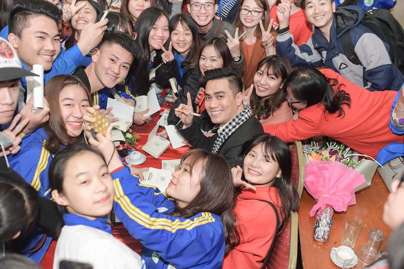 Sau răng sứ, diễn viên Việt Anh lại bị bạn bè soi thêm điểm lạ trên gương mặt