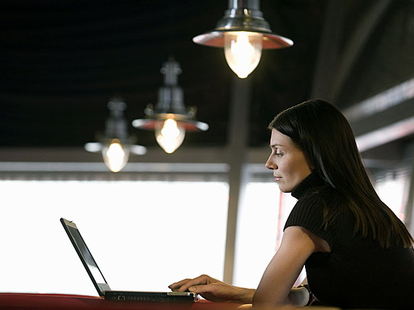 Vợ khôn ngoan đừng dại kết bạn với chồng trên facebook