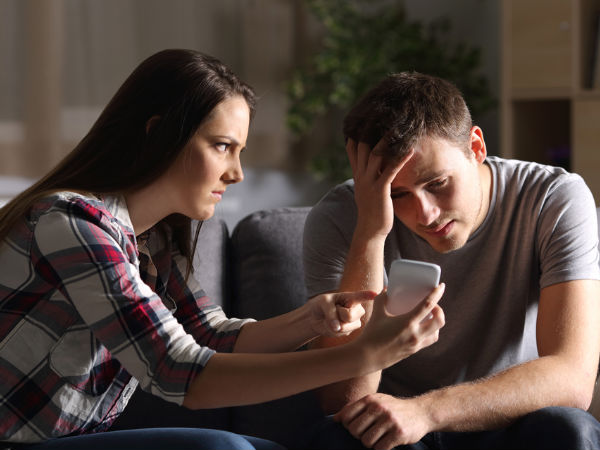 Vợ khôn ngoan đừng dại kết bạn với chồng trên facebook