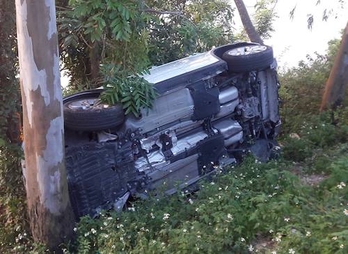 Xe Range Rover lao qua lan can đường lật ngang