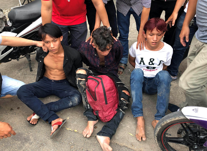 Bắt nóng 3 nghi can cướp điện thoại của người đi đường