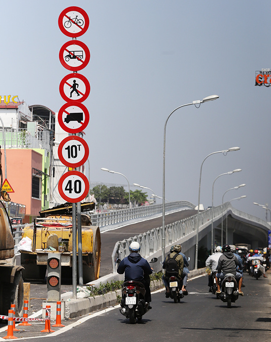 Cầu vượt ngã sáu ở cửa ngõ Tân Sơn Nhất xong trước hai tháng