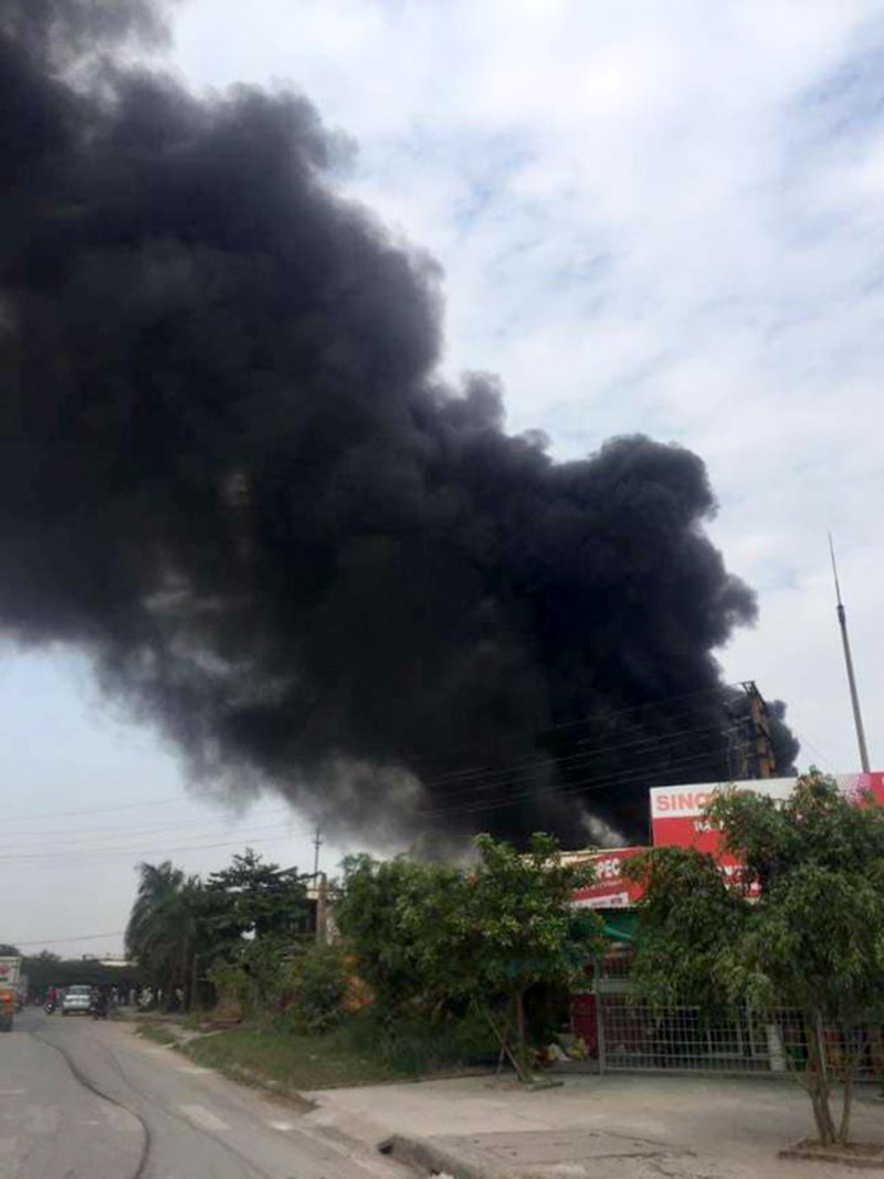 Cháy công ty thiết bị điện, cột khói bốc cao hàng chục mét