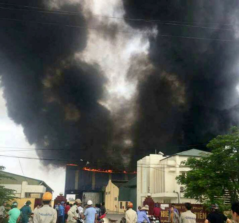 Cháy công ty thiết bị điện, cột khói bốc cao hàng chục mét