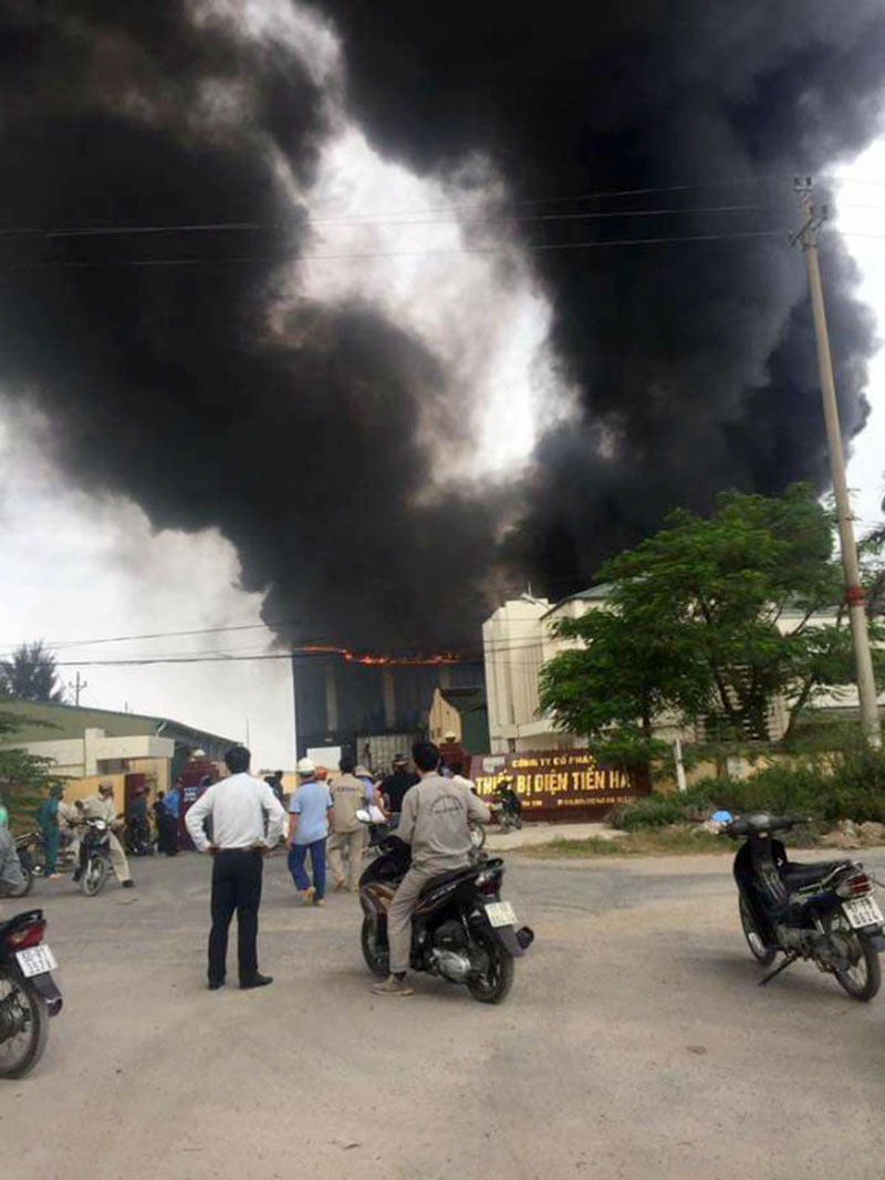 Cháy công ty thiết bị điện, cột khói bốc cao hàng chục mét
