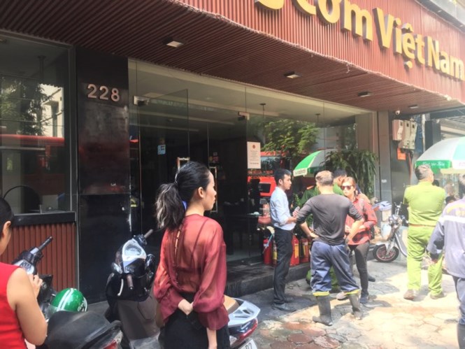 Nhà hàng ở Bà Triệu bất ngờ bốc cháy