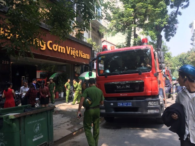 Nhà hàng ở Bà Triệu bất ngờ bốc cháy