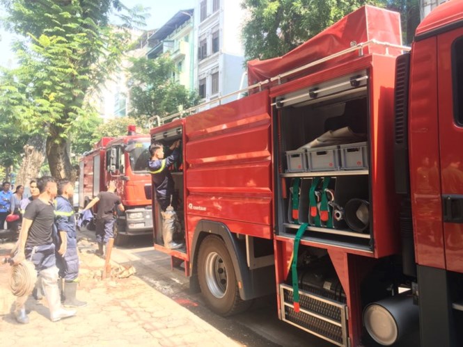 Nhà hàng ở Bà Triệu bất ngờ bốc cháy