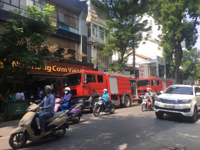 Nhà hàng ở Bà Triệu bất ngờ bốc cháy