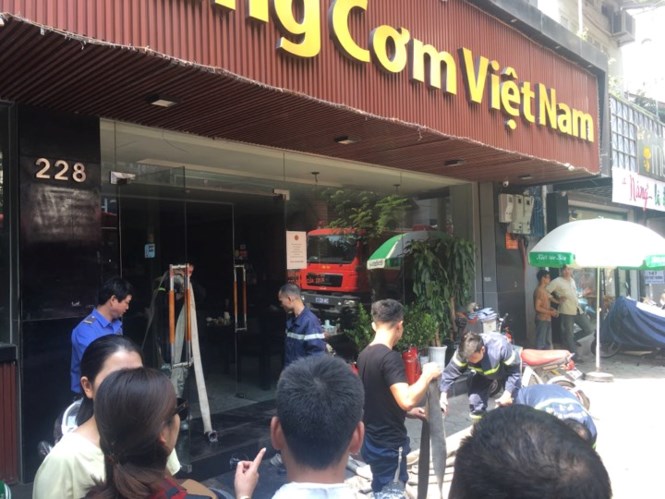 Nhà hàng ở Bà Triệu bất ngờ bốc cháy