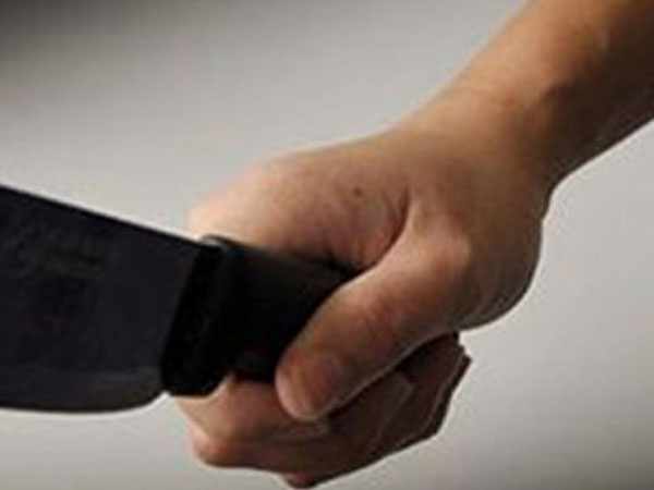 Con đưa dao thách thức, bị bố chém vào gáy trọng thương