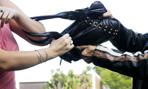 Hai thiếu phụ rủ nhau giật túi xách người đi đường