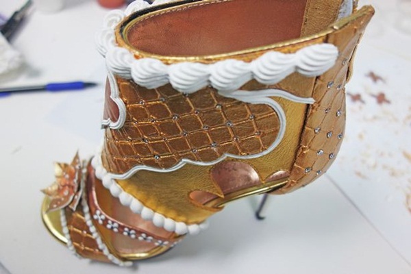 Choáng: Giày cao gót nạm kim cương vàng miếng, giá đắt hơn cả siêu biệt thự