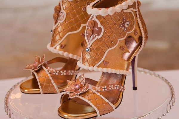 Choáng: Giày cao gót nạm kim cương vàng miếng, giá đắt hơn cả siêu biệt thự