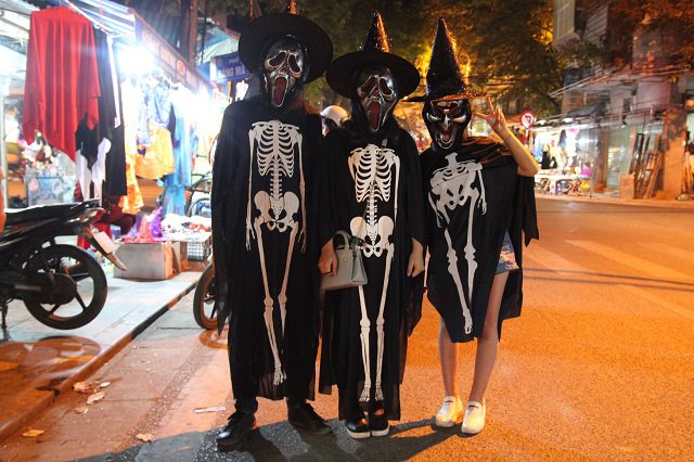 Halloween 2017: Giới trẻ hóa trang thành ma quỷ lượn lờ trên phố dọa người đi đường