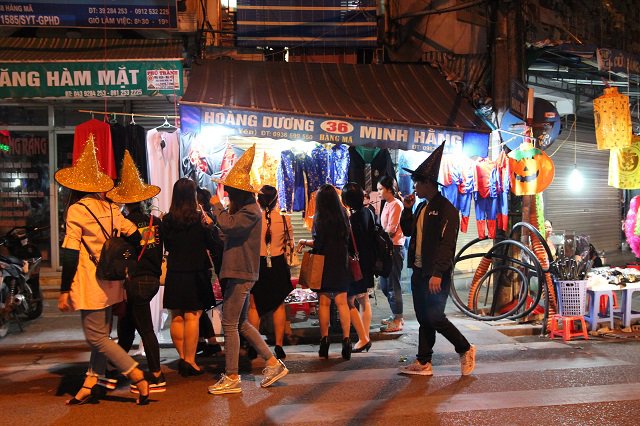 Halloween 2017: Giới trẻ hóa trang thành ma quỷ lượn lờ trên phố dọa người đi đường