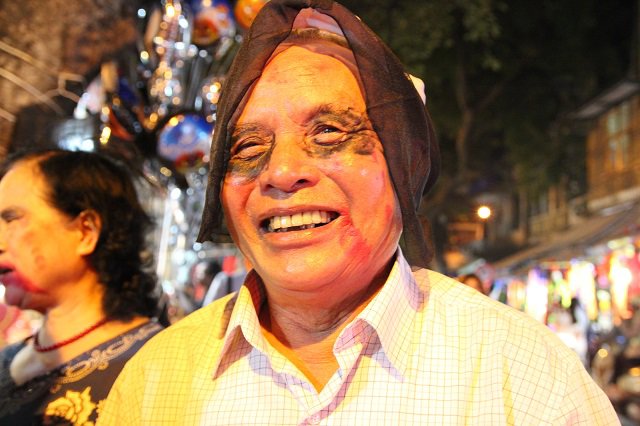 Halloween 2017: Giới trẻ hóa trang thành ma quỷ lượn lờ trên phố dọa người đi đường