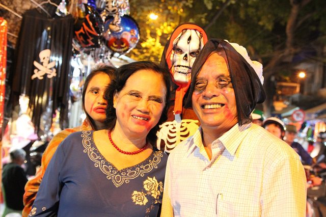 Halloween 2017: Giới trẻ hóa trang thành ma quỷ lượn lờ trên phố dọa người đi đường
