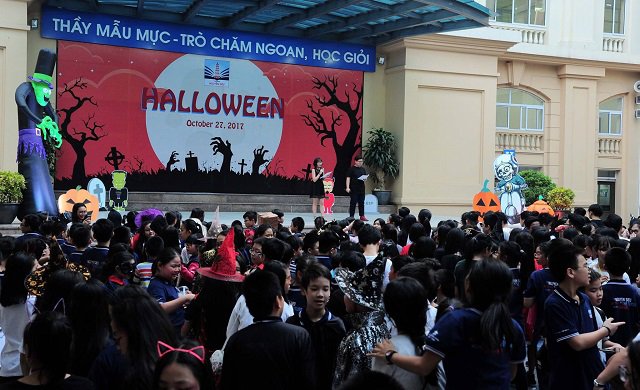 Halloween 2017: Giới trẻ hóa trang thành ma quỷ lượn lờ trên phố dọa người đi đường
