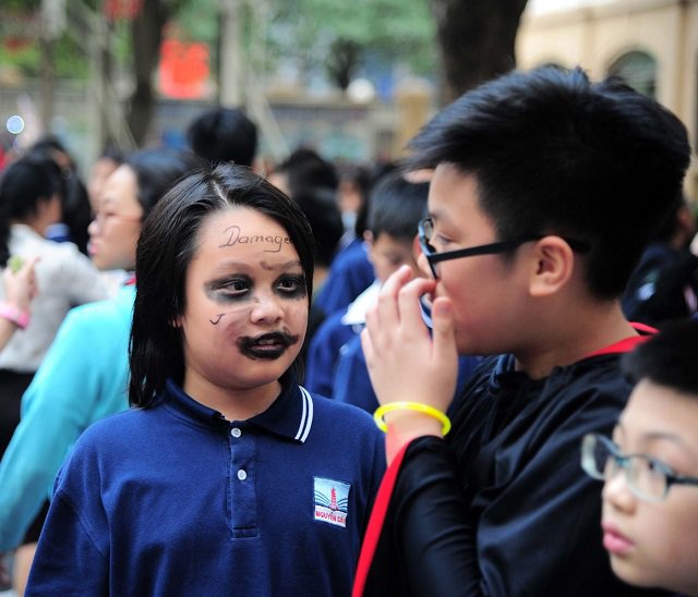 Halloween 2017: Giới trẻ hóa trang thành ma quỷ lượn lờ trên phố dọa người đi đường