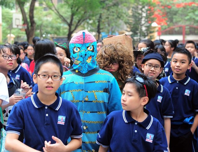 Halloween 2017: Giới trẻ hóa trang thành ma quỷ lượn lờ trên phố dọa người đi đường