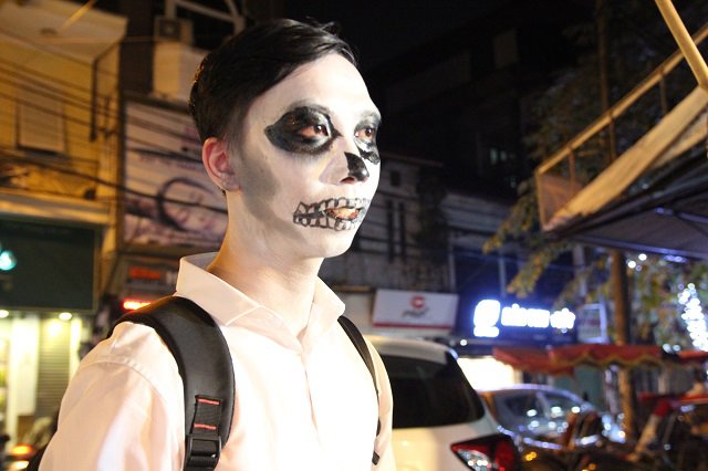 Halloween 2017: Giới trẻ hóa trang thành ma quỷ lượn lờ trên phố dọa người đi đường