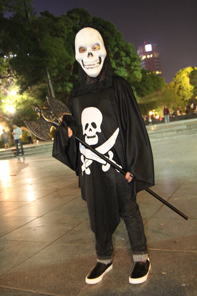 Halloween 2017: Giới trẻ hóa trang thành ma quỷ lượn lờ trên phố dọa người đi đường