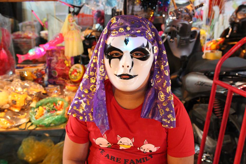 Halloween 2017: Giới trẻ hóa trang thành ma quỷ lượn lờ trên phố dọa người đi đường