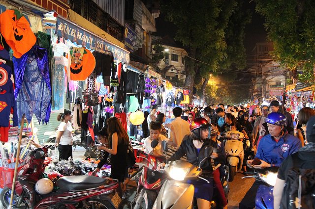 Halloween 2017: Giới trẻ hóa trang thành ma quỷ lượn lờ trên phố dọa người đi đường