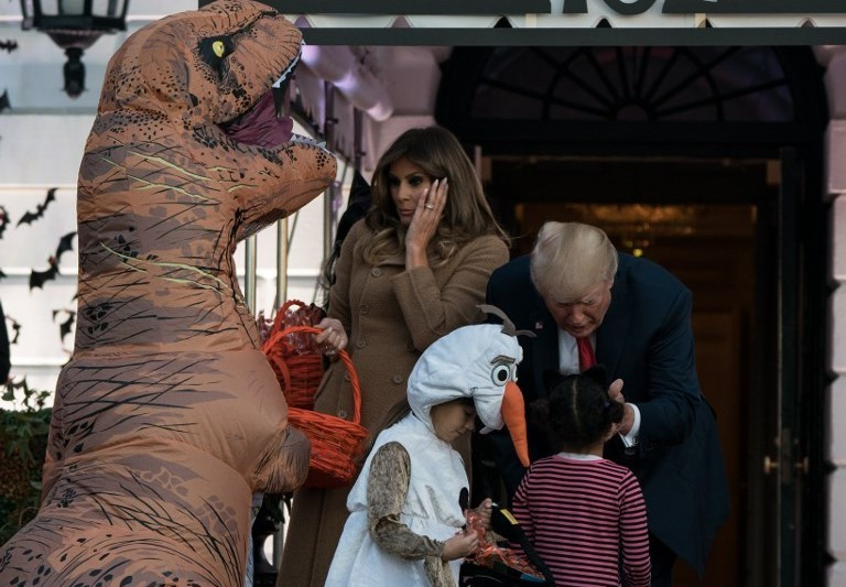 Trump phát kẹo cho khủng long và Minion trước ngày Halloween