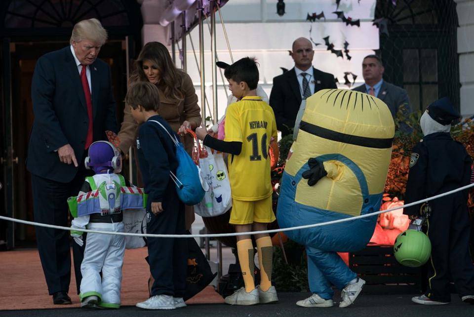 Trump phát kẹo cho khủng long và Minion trước ngày Halloween
